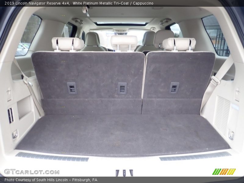 2019 Navigator Reserve 4x4 Trunk