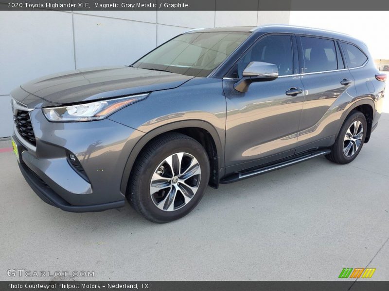 Front 3/4 View of 2020 Highlander XLE