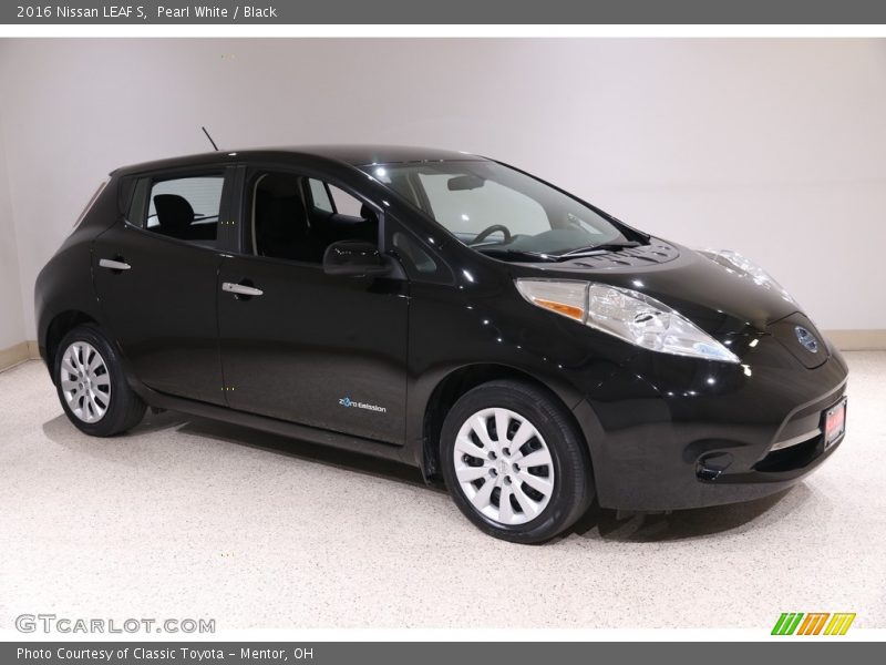 Front 3/4 View of 2016 LEAF S