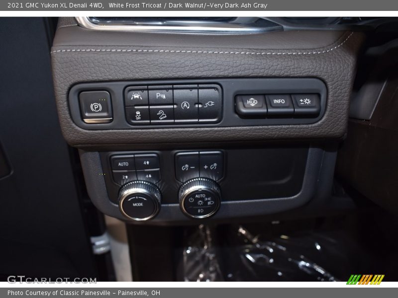 White Frost Tricoat / Dark Walnut/­Very Dark Ash Gray 2021 GMC Yukon XL Denali 4WD