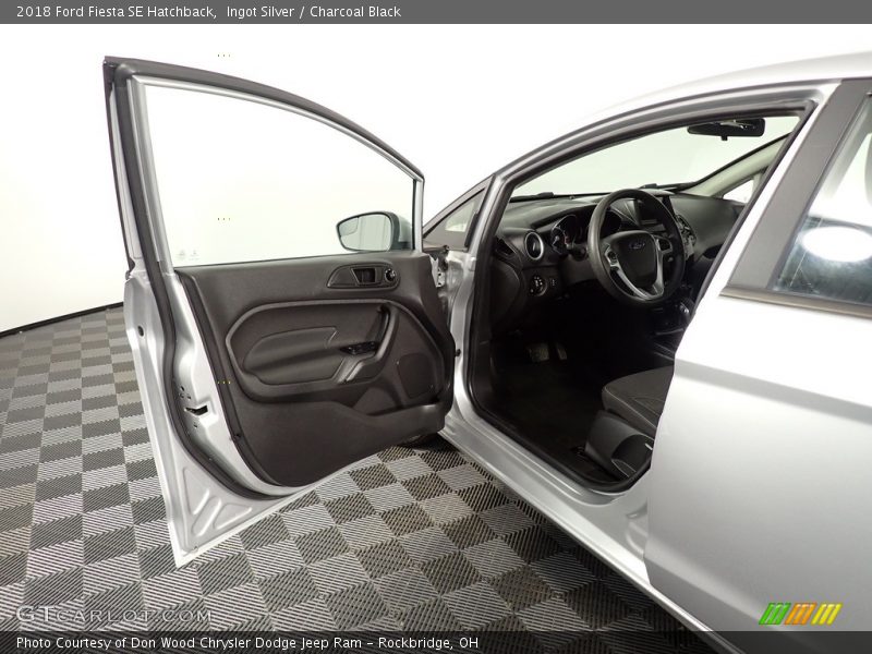 Ingot Silver / Charcoal Black 2018 Ford Fiesta SE Hatchback