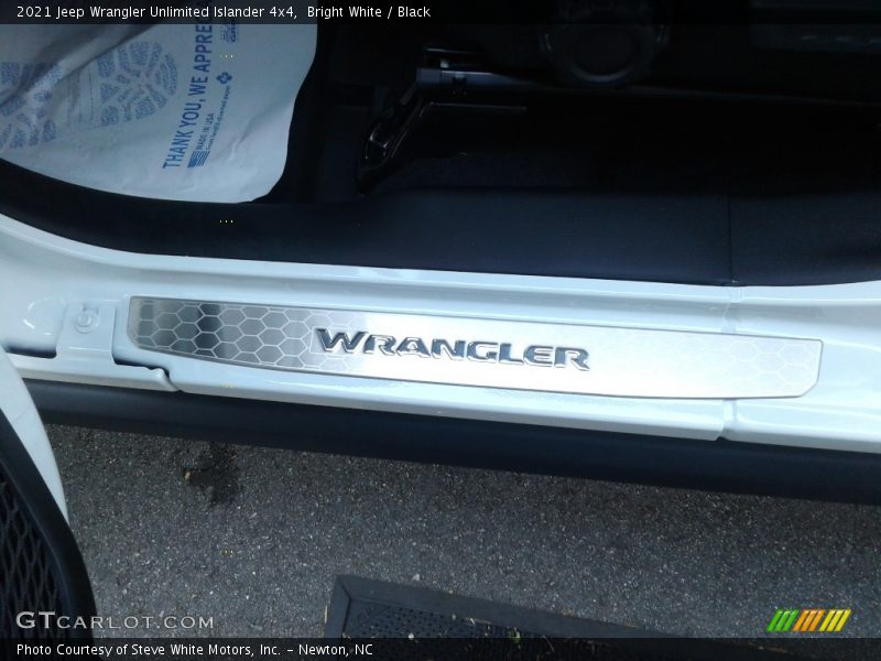 Bright White / Black 2021 Jeep Wrangler Unlimited Islander 4x4