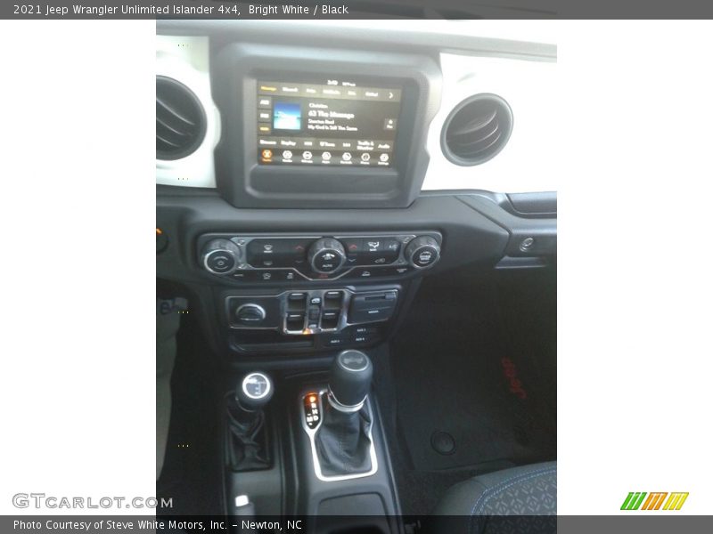 Bright White / Black 2021 Jeep Wrangler Unlimited Islander 4x4