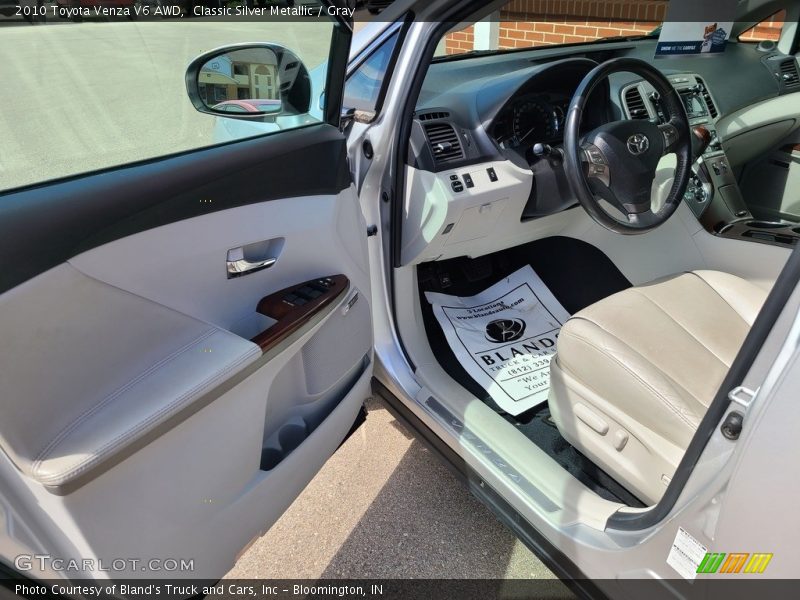 Classic Silver Metallic / Gray 2010 Toyota Venza V6 AWD