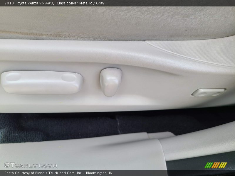 Classic Silver Metallic / Gray 2010 Toyota Venza V6 AWD