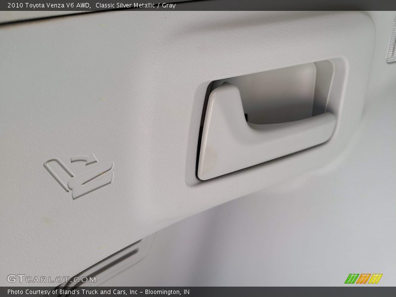 Classic Silver Metallic / Gray 2010 Toyota Venza V6 AWD