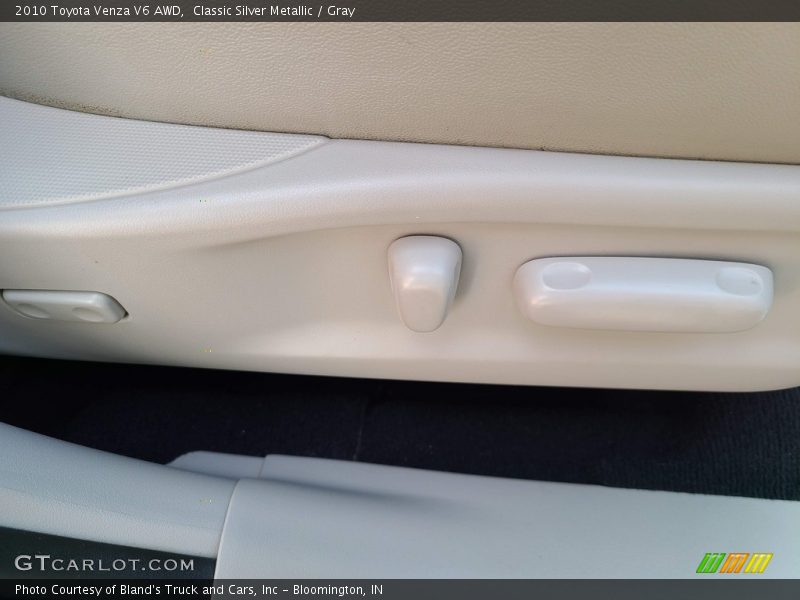 Classic Silver Metallic / Gray 2010 Toyota Venza V6 AWD