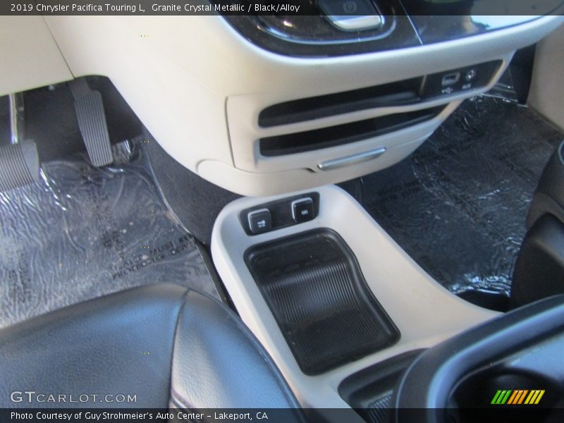 Granite Crystal Metallic / Black/Alloy 2019 Chrysler Pacifica Touring L