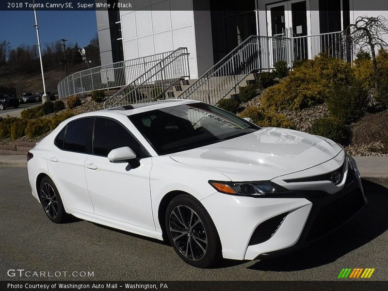 Super White / Black 2018 Toyota Camry SE