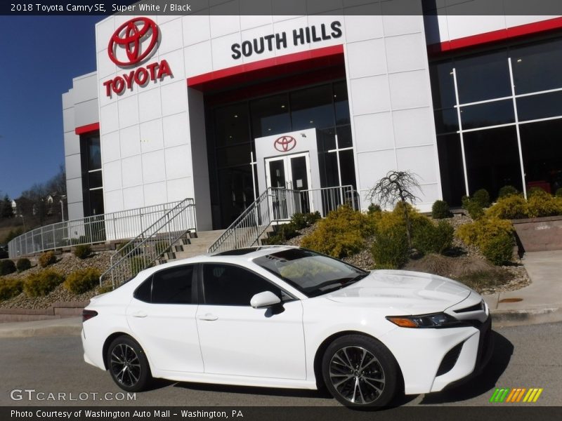 Super White / Black 2018 Toyota Camry SE