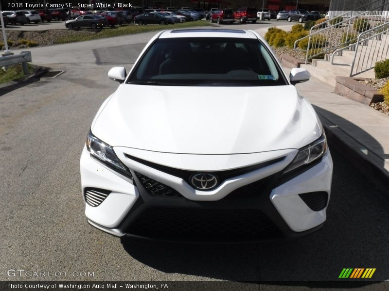 Super White / Black 2018 Toyota Camry SE