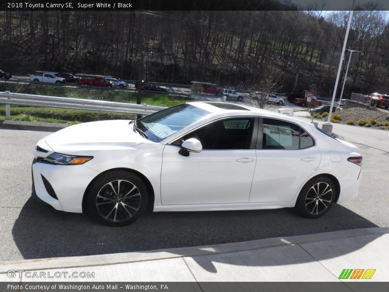 Super White / Black 2018 Toyota Camry SE