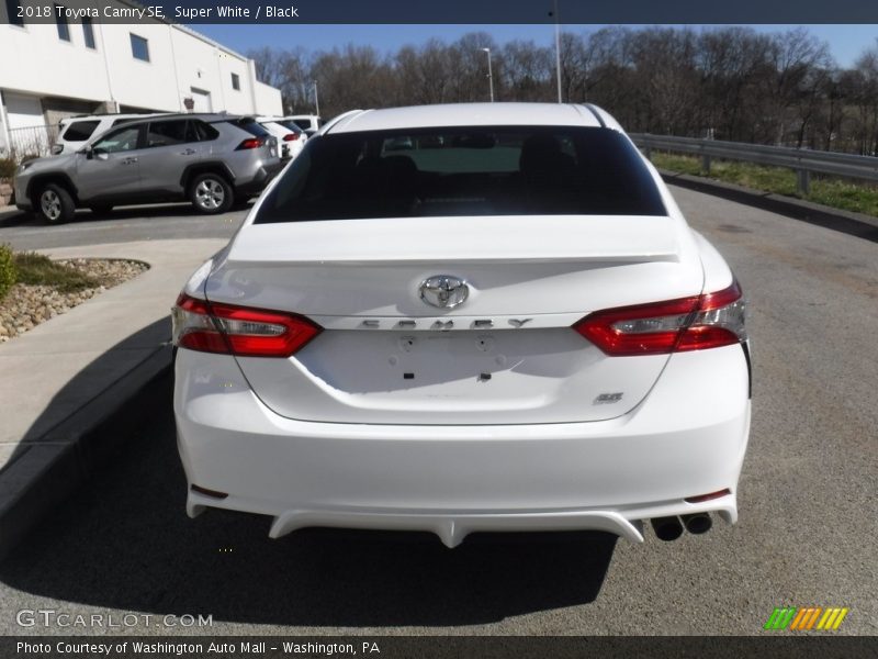 Super White / Black 2018 Toyota Camry SE