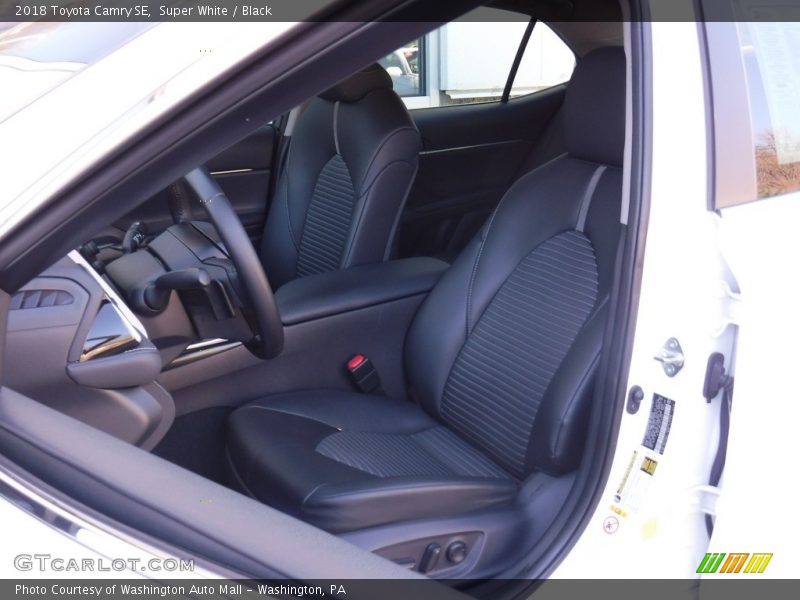 Super White / Black 2018 Toyota Camry SE