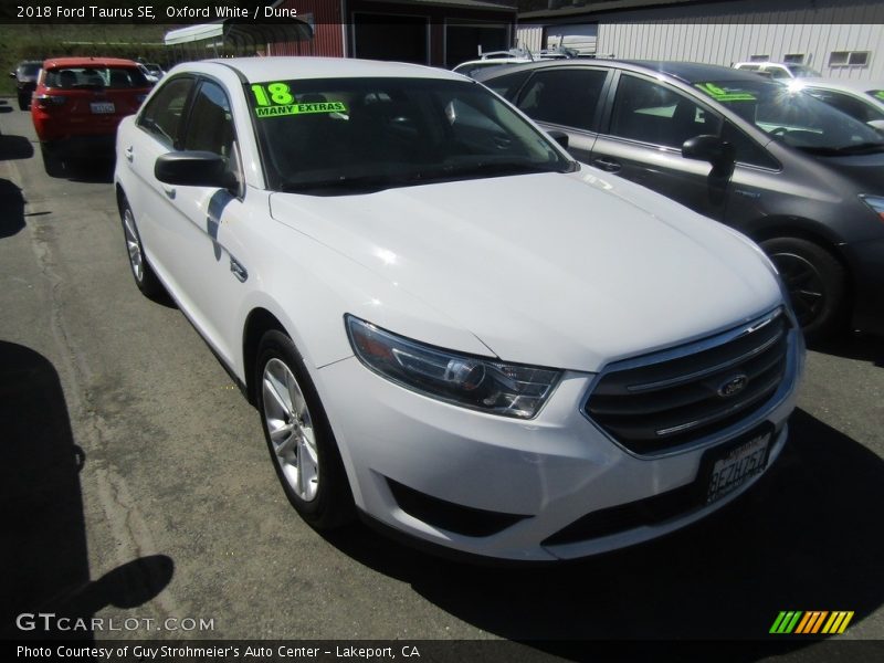Oxford White / Dune 2018 Ford Taurus SE
