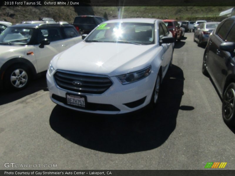 Oxford White / Dune 2018 Ford Taurus SE