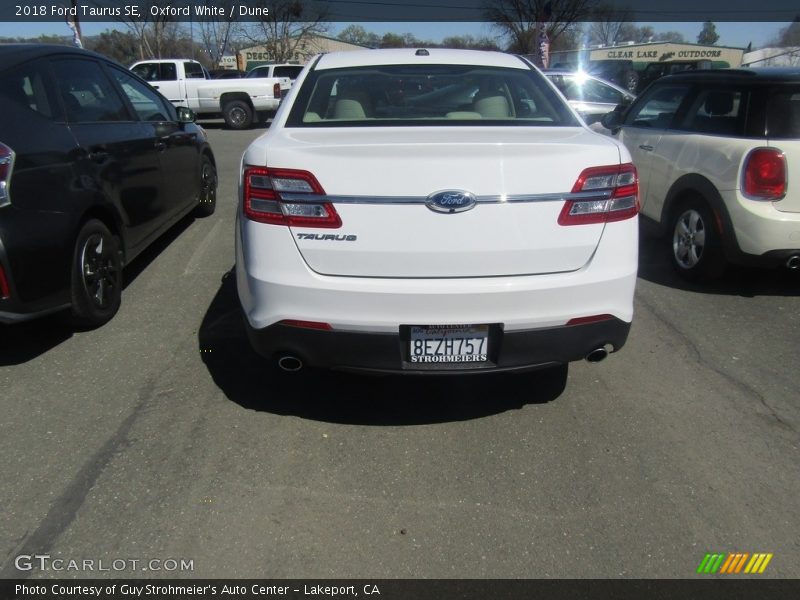 Oxford White / Dune 2018 Ford Taurus SE