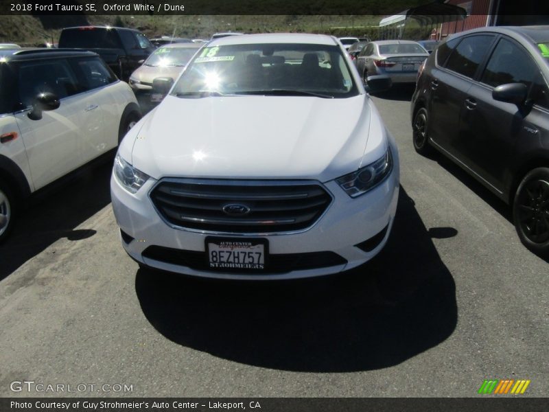 Oxford White / Dune 2018 Ford Taurus SE