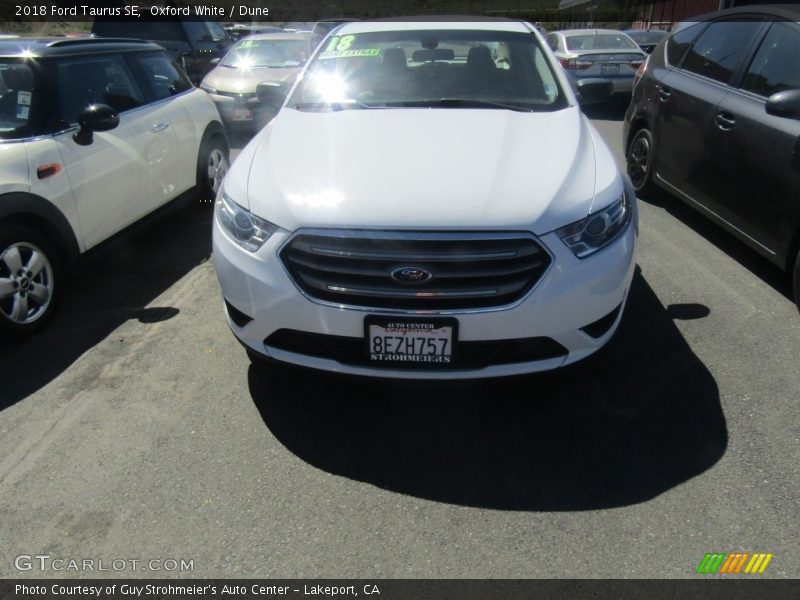 Oxford White / Dune 2018 Ford Taurus SE