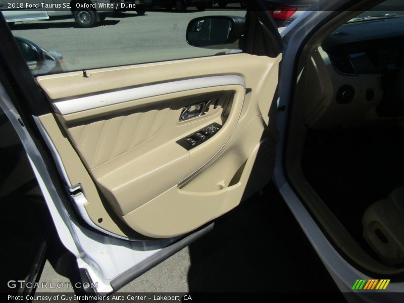 Oxford White / Dune 2018 Ford Taurus SE