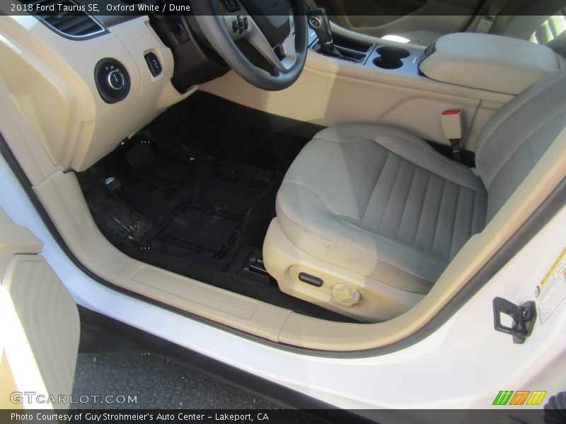 Oxford White / Dune 2018 Ford Taurus SE