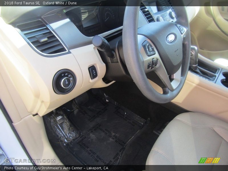 Oxford White / Dune 2018 Ford Taurus SE