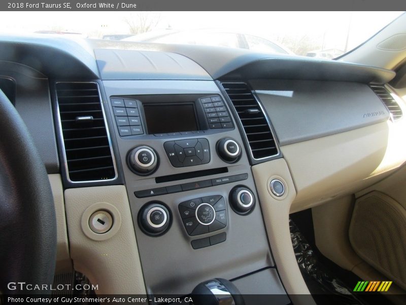 Oxford White / Dune 2018 Ford Taurus SE