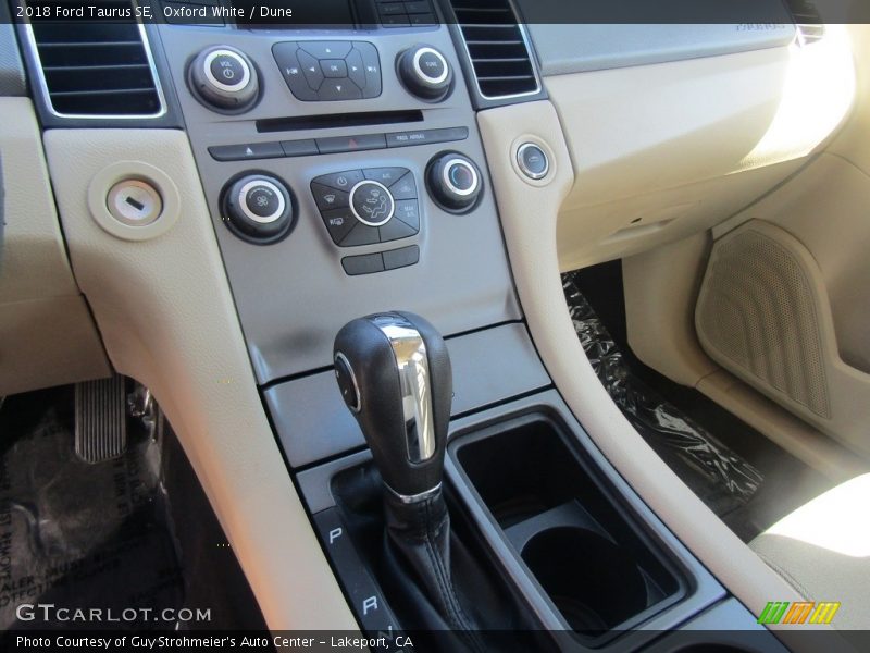 Oxford White / Dune 2018 Ford Taurus SE