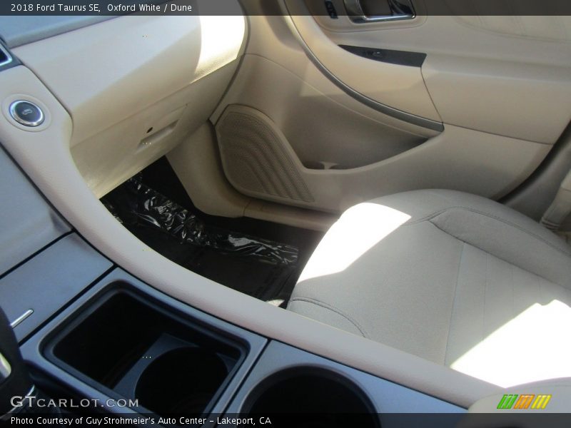 Oxford White / Dune 2018 Ford Taurus SE