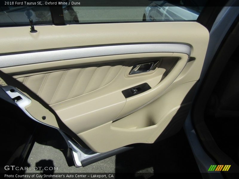 Oxford White / Dune 2018 Ford Taurus SE