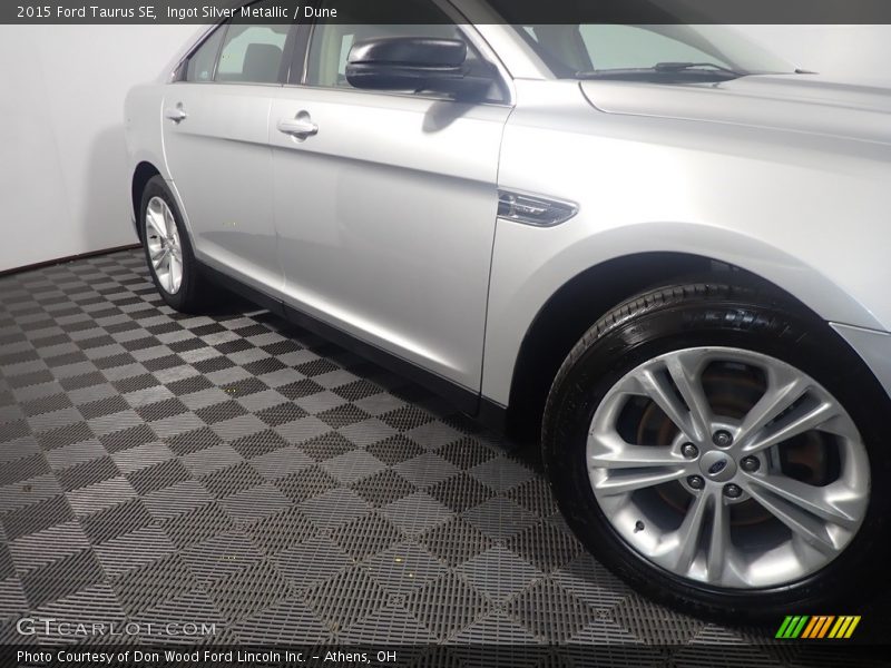 Ingot Silver Metallic / Dune 2015 Ford Taurus SE