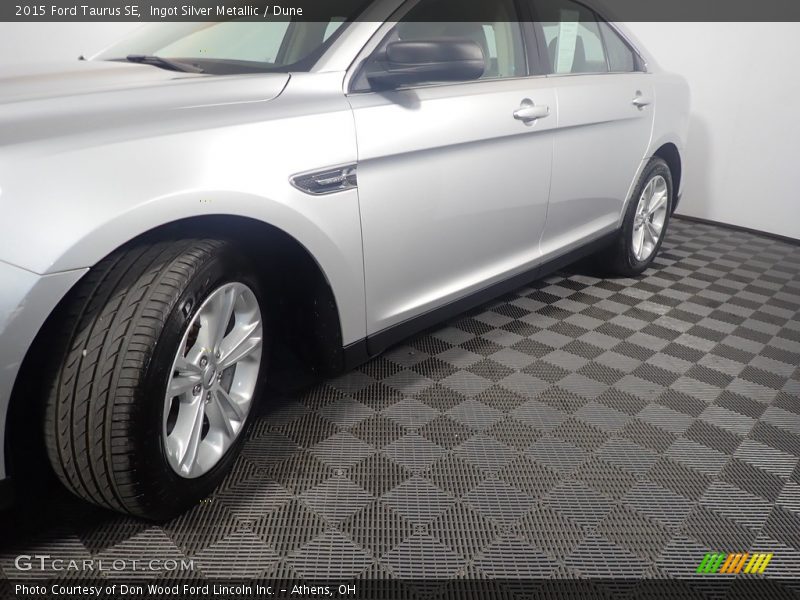 Ingot Silver Metallic / Dune 2015 Ford Taurus SE