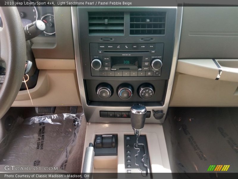 Light Sandstone Pearl / Pastel Pebble Beige 2010 Jeep Liberty Sport 4x4