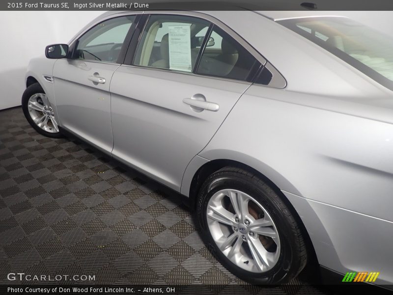 Ingot Silver Metallic / Dune 2015 Ford Taurus SE