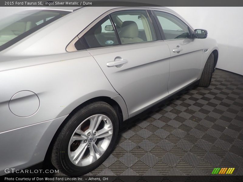 Ingot Silver Metallic / Dune 2015 Ford Taurus SE