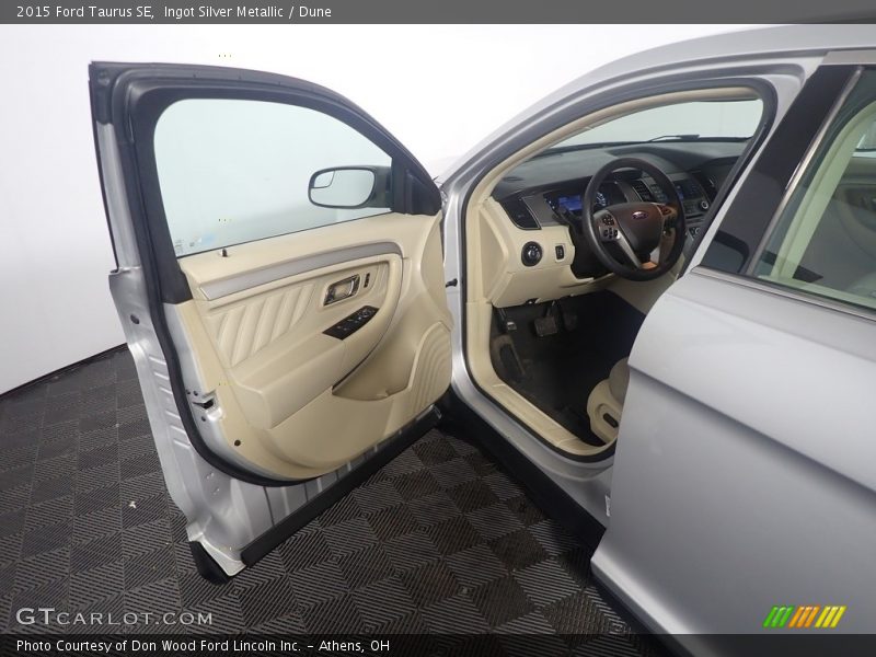 Ingot Silver Metallic / Dune 2015 Ford Taurus SE