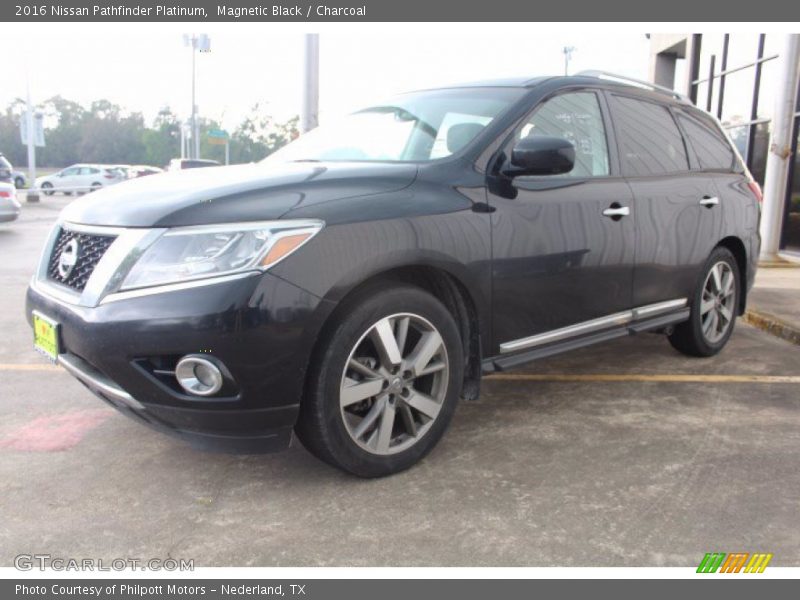Front 3/4 View of 2016 Pathfinder Platinum