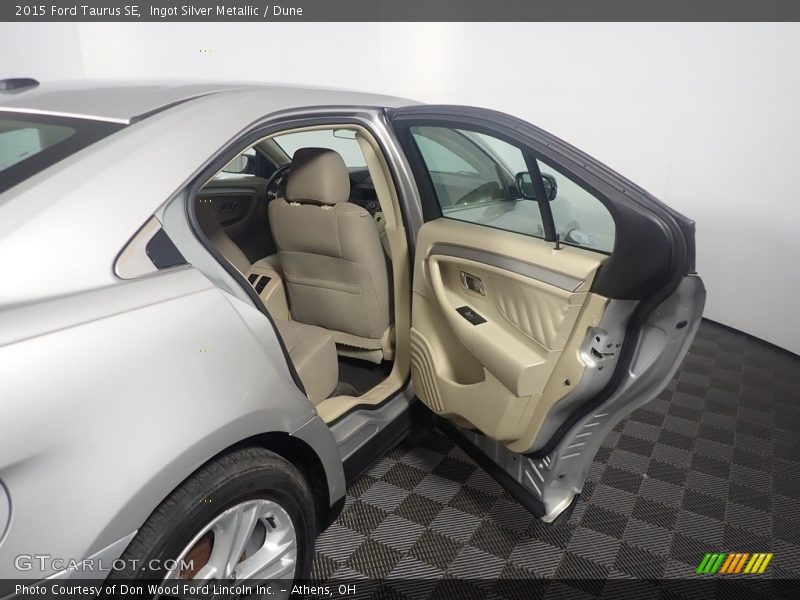 Ingot Silver Metallic / Dune 2015 Ford Taurus SE