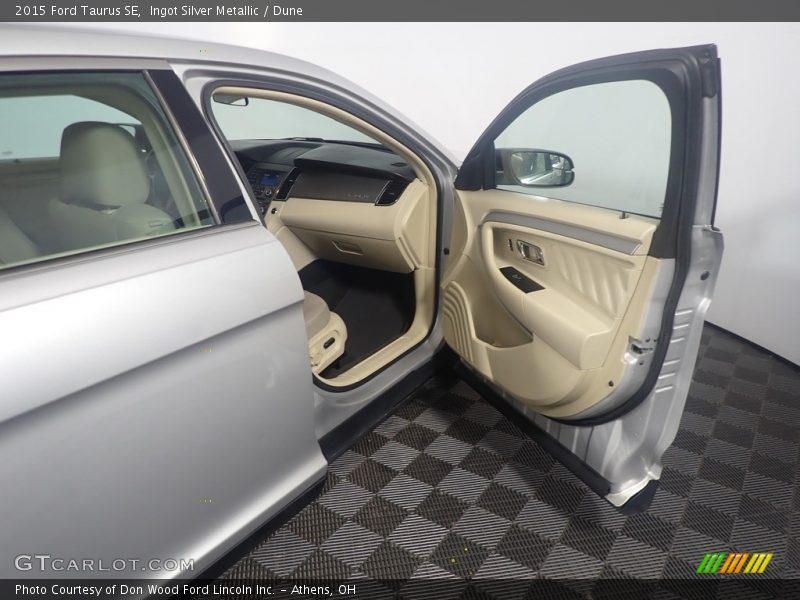 Ingot Silver Metallic / Dune 2015 Ford Taurus SE