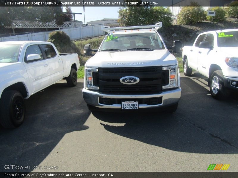 Oxford White / Medium Earth Gray 2017 Ford F350 Super Duty XL Regular Cab Chassis