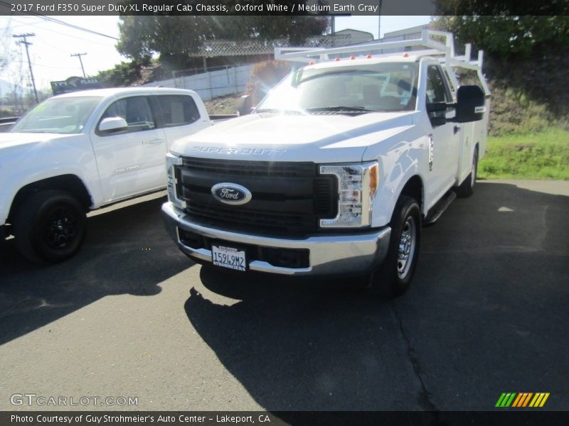 Oxford White / Medium Earth Gray 2017 Ford F350 Super Duty XL Regular Cab Chassis