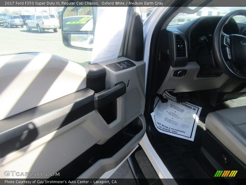Oxford White / Medium Earth Gray 2017 Ford F350 Super Duty XL Regular Cab Chassis