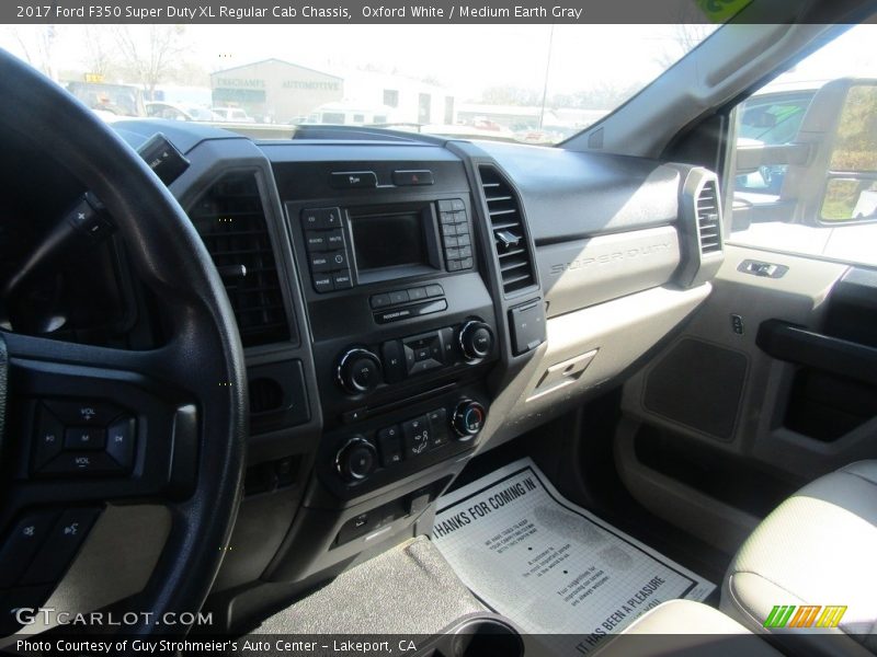 Oxford White / Medium Earth Gray 2017 Ford F350 Super Duty XL Regular Cab Chassis