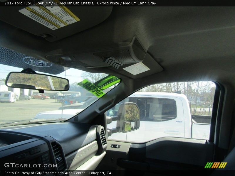 Oxford White / Medium Earth Gray 2017 Ford F350 Super Duty XL Regular Cab Chassis