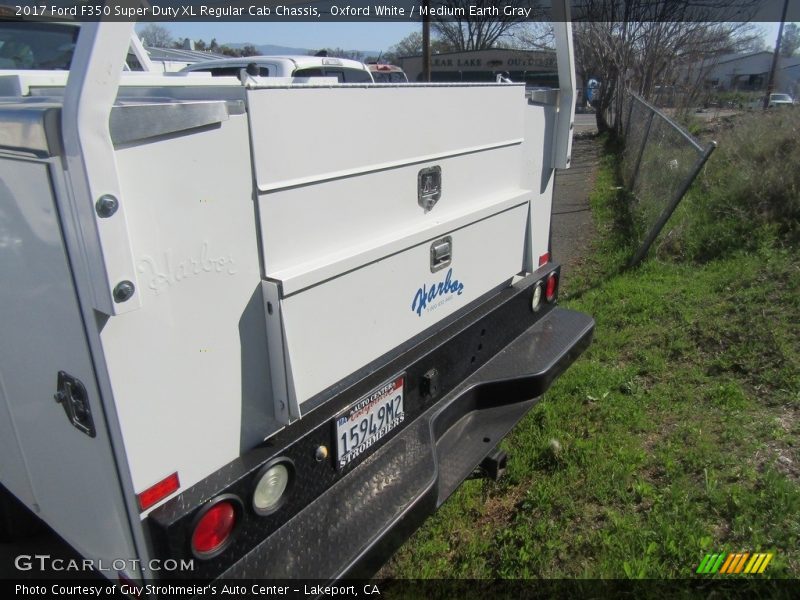 Oxford White / Medium Earth Gray 2017 Ford F350 Super Duty XL Regular Cab Chassis