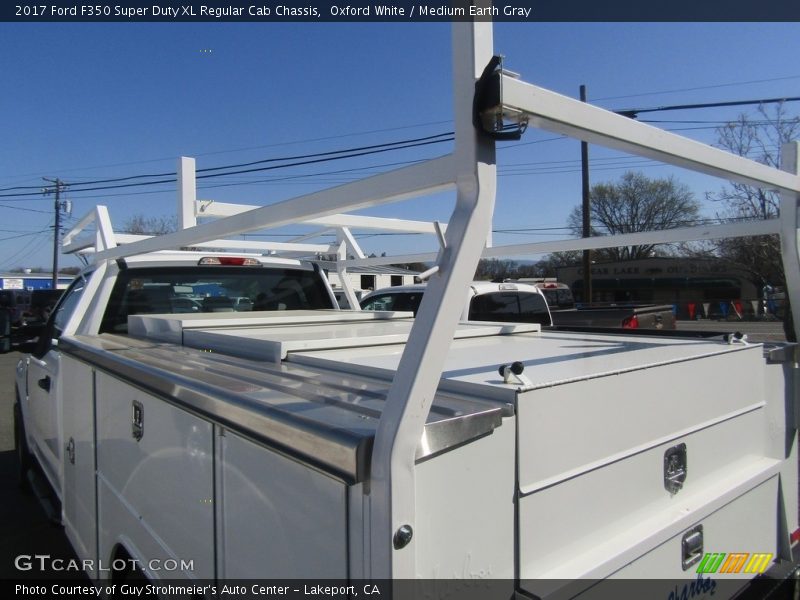Oxford White / Medium Earth Gray 2017 Ford F350 Super Duty XL Regular Cab Chassis