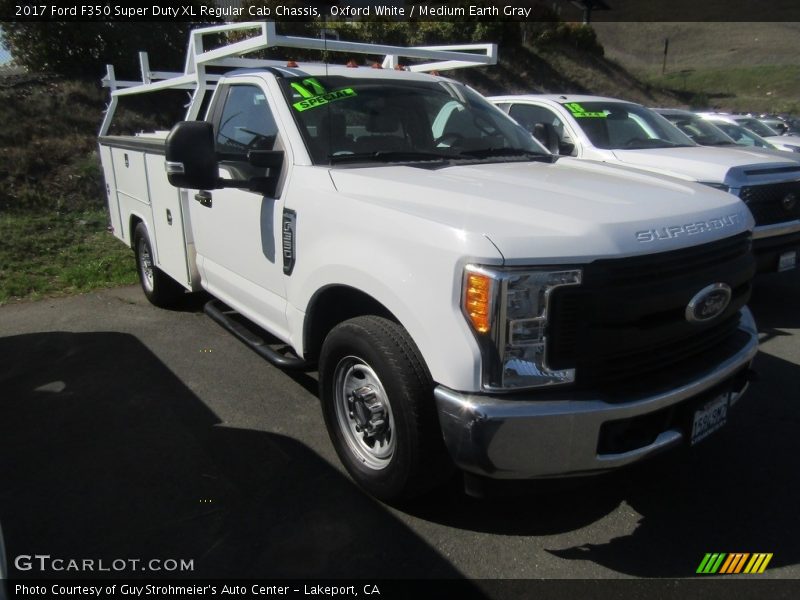 Oxford White / Medium Earth Gray 2017 Ford F350 Super Duty XL Regular Cab Chassis