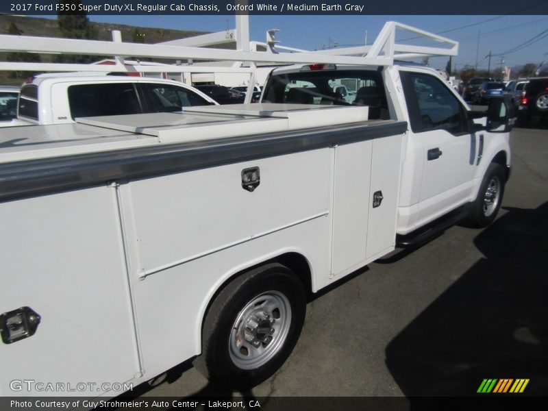 Oxford White / Medium Earth Gray 2017 Ford F350 Super Duty XL Regular Cab Chassis