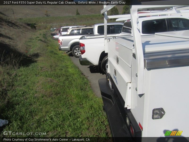 Oxford White / Medium Earth Gray 2017 Ford F350 Super Duty XL Regular Cab Chassis