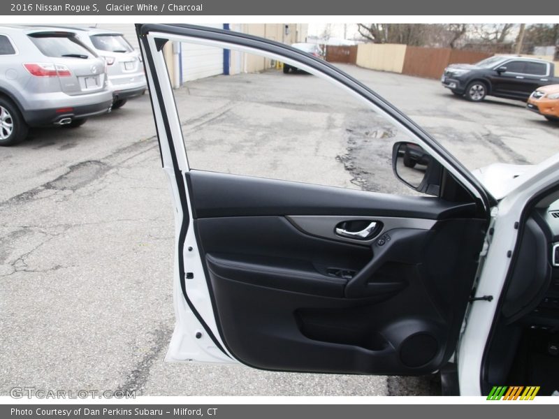 Glacier White / Charcoal 2016 Nissan Rogue S